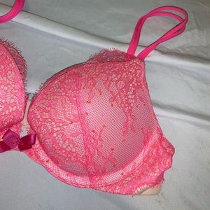 Victoria’s Secret 32B bra